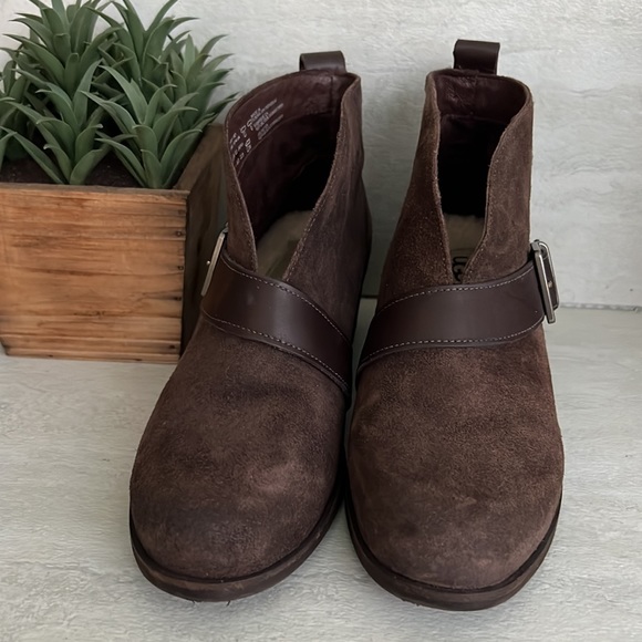 UGG Wright Belted Suede Chestnut Ankle Boot 5 1/2 - Picture 2 of 7